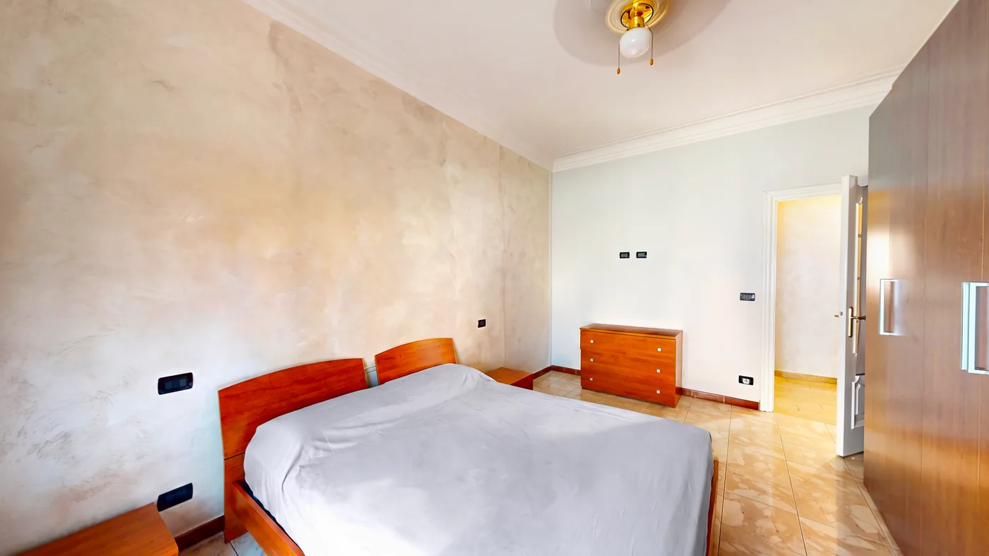 Camera da letto con armadio a muro, riordinata e alleggerita (dopo)