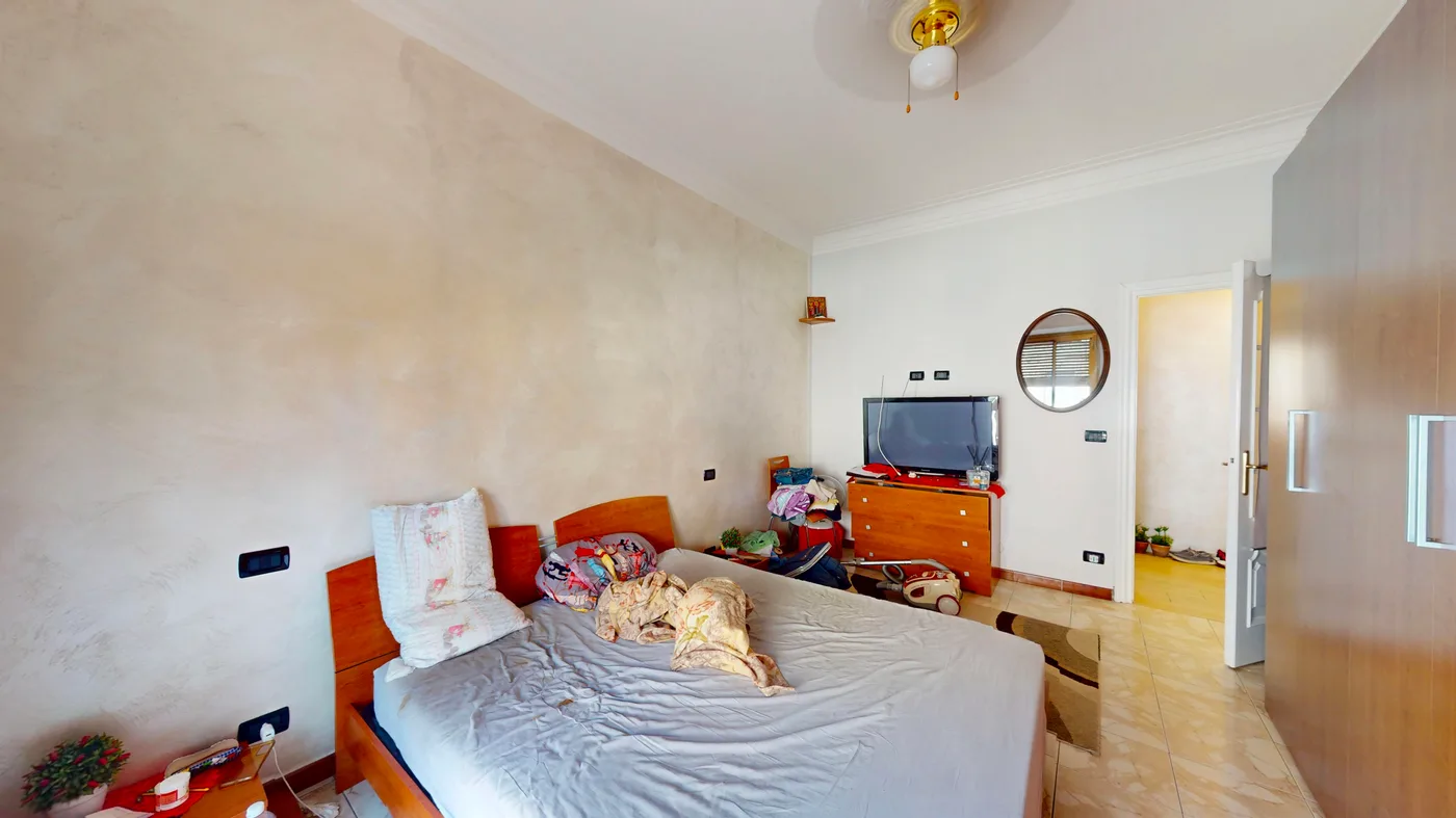 Camera da letto con armadio a muro, riordinata e alleggerita (prima)