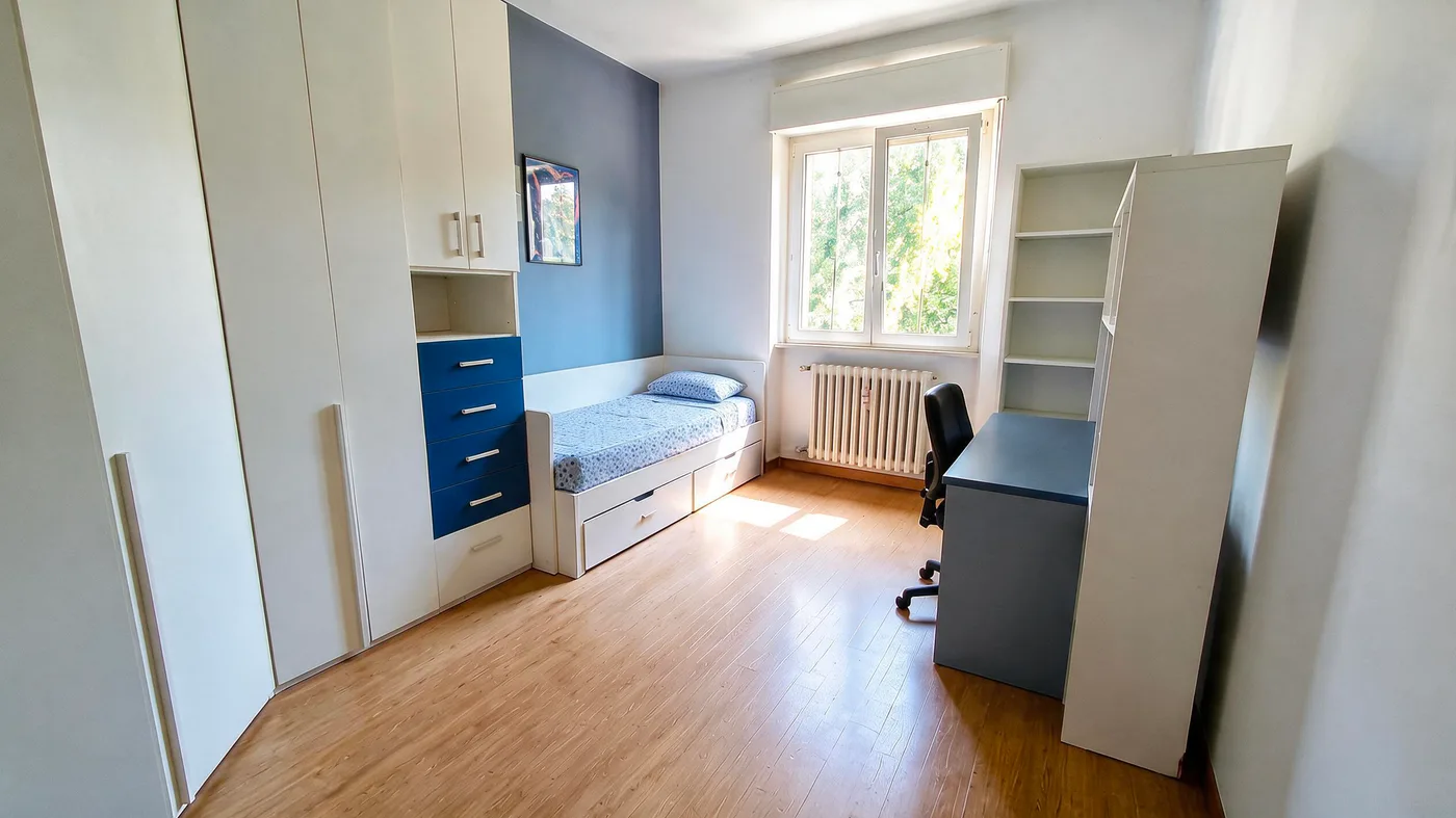 Cameretta con letto singolo, armadio e scrivania, sgombrata e riordinata (dopo)