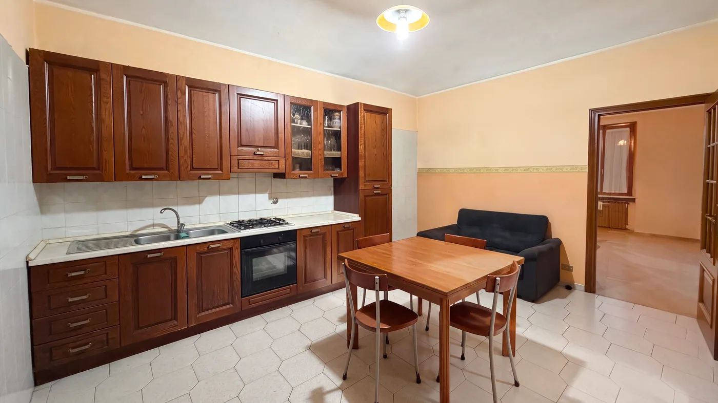 Cucina abitabile con divano e tavolo da pranzo, sgombrata e riordinata (dopo)