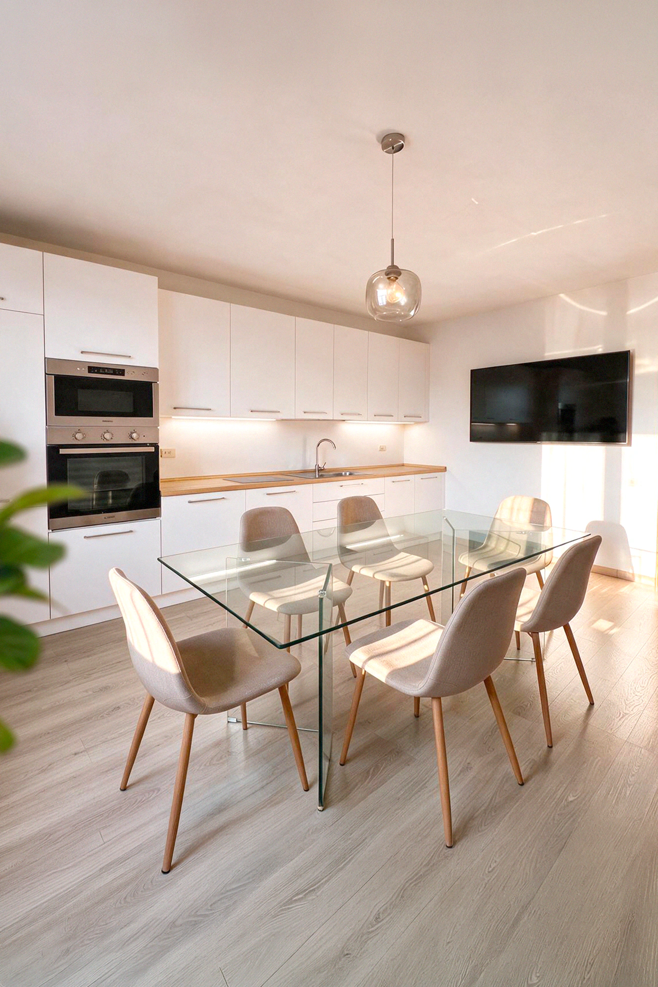 Cucina abitabile: la foto di partenza e la stessa stanza dopo il virtual staging